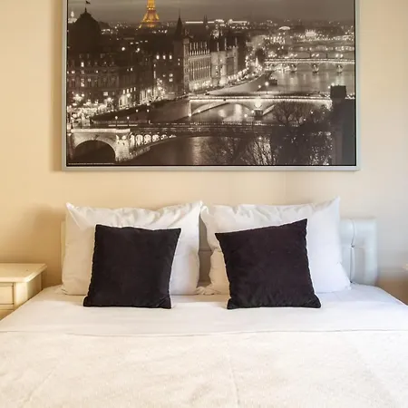 Pleasant Flat With Central Location And Balcony Close To Public Transporation In Karabaglar Izmir *
