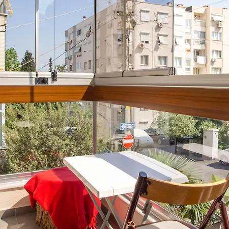 Pleasant Flat With Central Location And Balcony Close To Public Transporation In Karabaglar Izmir İzmir