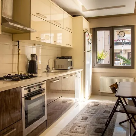 Pleasant Flat With Central Location And Balcony Close To Public Transporation In Karabaglar Izmir Apartmán *